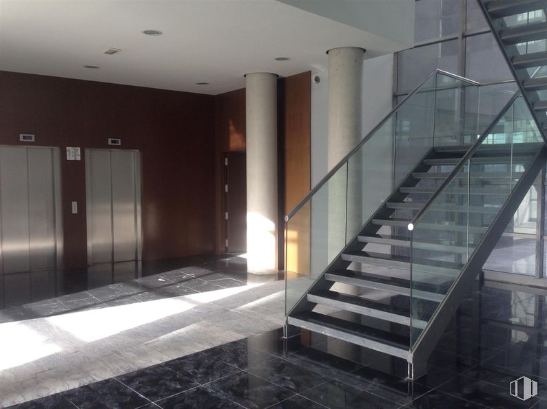 Oficina en alquiler en Edificio 1, Calle Huelva, 16, Alcobendas, Madrid, 28100 con puerta, propiedad, accesorio, interiorismo, escaleras, suelo, suelos, pared, edificio y suelo de baldosas alrededor