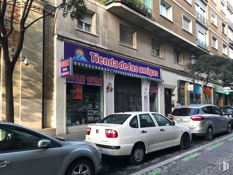 Retail for sale at Calle Valencia, 30, Centro, Madrid, 28012 with car, tire, wheel, land vehicle, automotive parking light, vehicle, property, window, building and infrastructure around