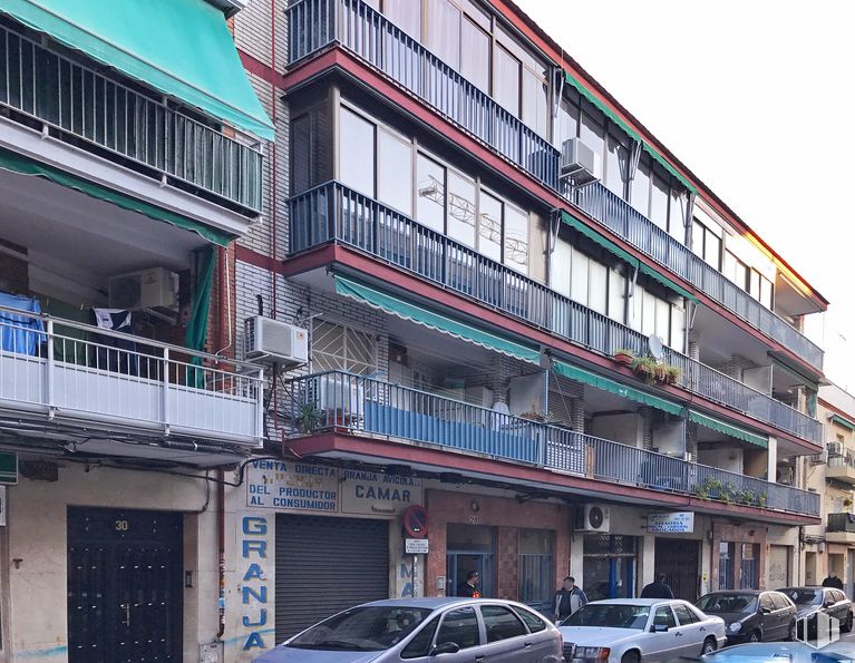 Retail for sale at Calle San José de Calasanz, 25, Getafe, Madrid, 28902 with car, building, land vehicle, tire, automotive parking light, wheel, property, vehicle, window and sky around