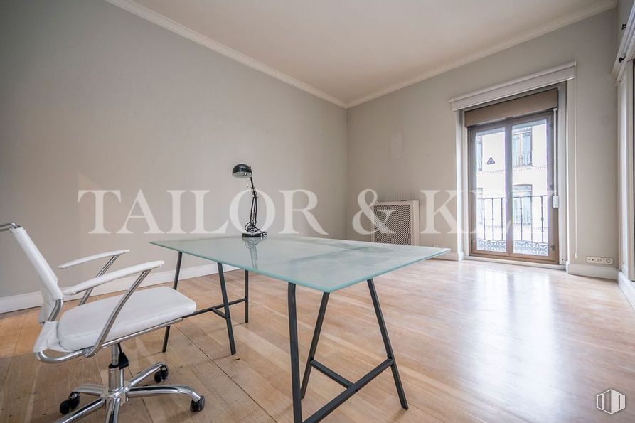 Oficina en alquiler y venta en Calle Serrano, Salamanca, Madrid, 28001 con puerta, silla, mesa, alumbrado, suelos, suelo, madera, interiorismo, mueble y techo alrededor