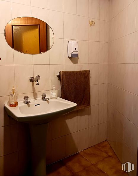 Retail for rent at Zona centro, Majadahonda, Madrid, 28220 with mirror, sink, brown, tap, plumbing fixture, property, bathroom sink, building, bathroom and purple around