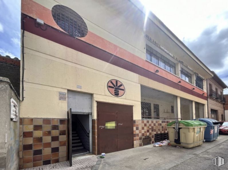 Retail for sale at Calle Nuestra Señora Soledad, 7, Fuensalida, Toledo, 45510 with sky, cloud, building, waste container, automotive tire, tire, wheel, window, door and house around