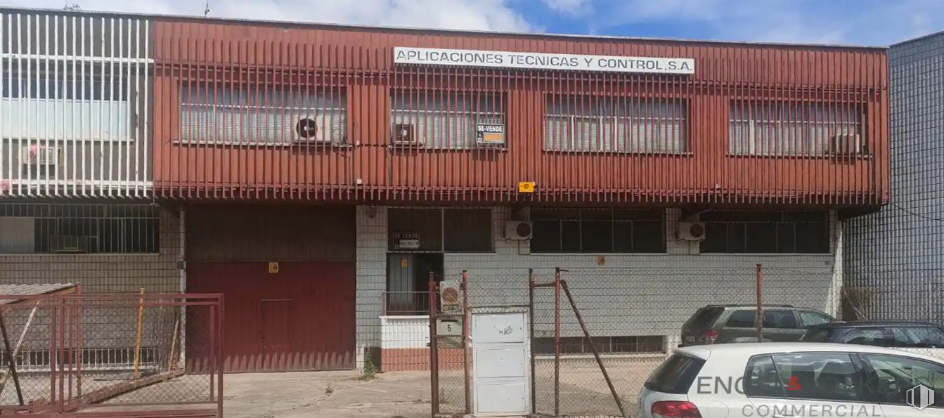 Industrial for sale at Calle Cemento, Torrejón de Ardoz, Madrid, 28850 with car, window, automotive parking light, sky, property, vehicle, cloud, automotive tail & brake light, architecture and building around