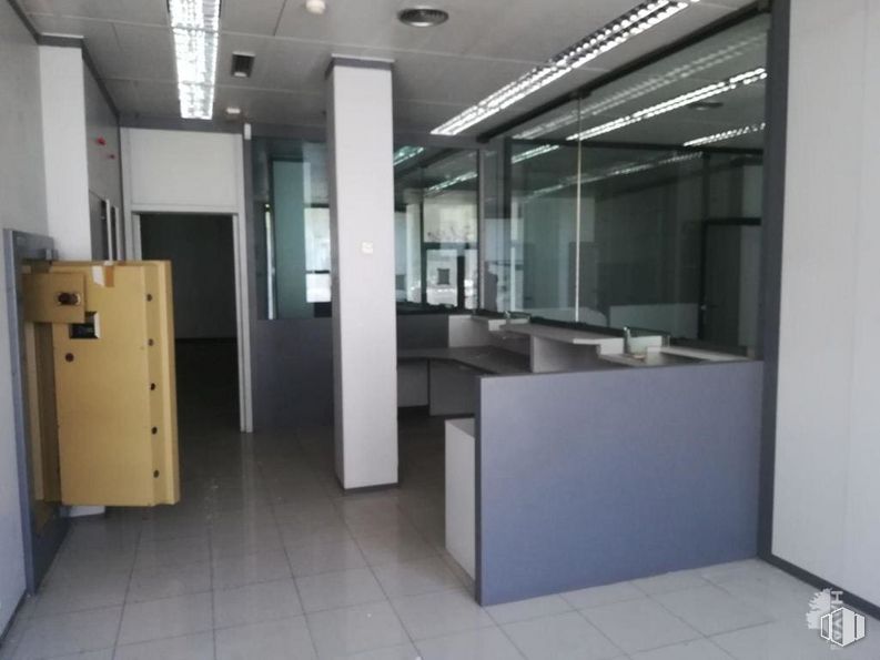 Local en venta en Plaza Salvador, 8, Leganés, Madrid, 28911 con puerta, edificio, accesorio, diseño de interiores, suelo, piso, techo, material compuesto, diseño automotriz y vidrio alrededor