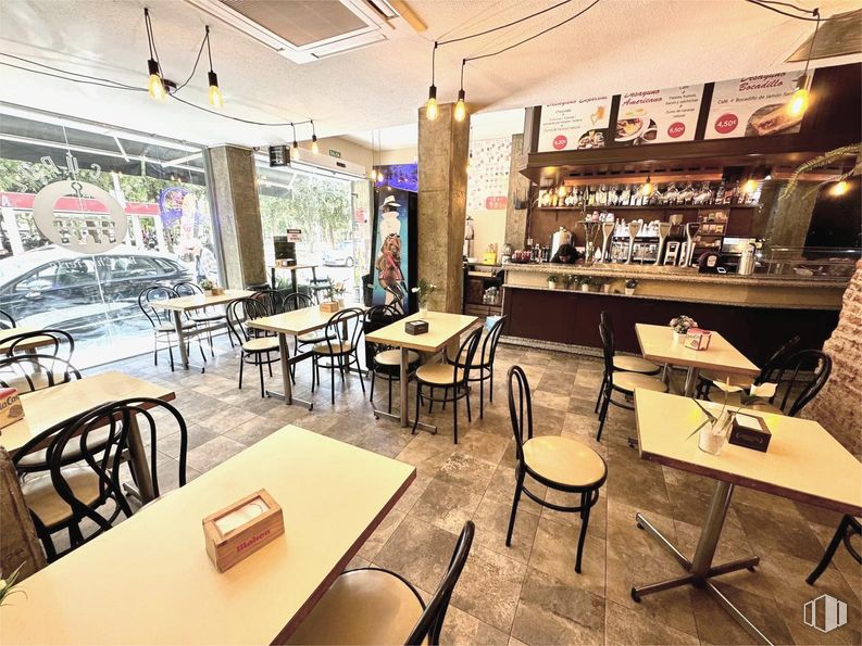 Local en alquiler en Calle Virgen de Nuria, Ciudad Lineal, Madrid, 28027 con silla, mesa, mesa, mesa de cocina y comedor, mueble, propiedad, interiorismo, edificio, estante y venta al por menor alrededor