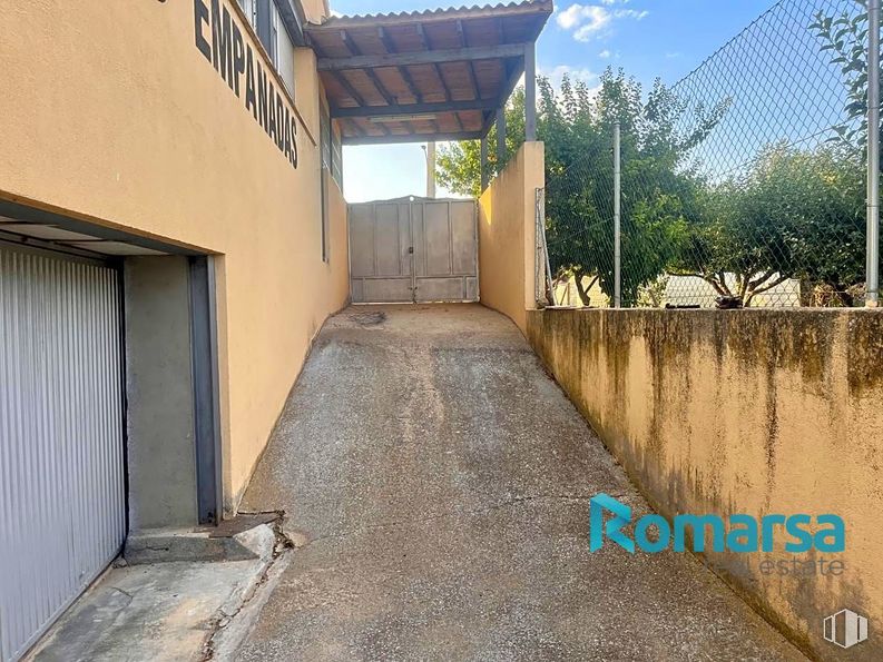 Industrial for sale & for rent at Carretera Piedrahita, Muñogalindo, Ávila, 05530 with door, sky, road surface, asphalt, shade, tree, real estate, building, facade and composite material around