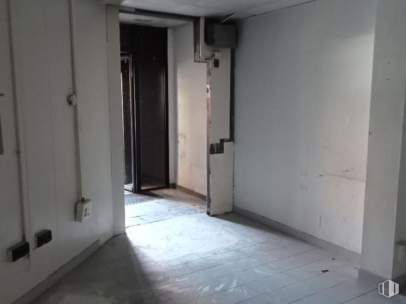 Retail for sale at Calle Virgen de Aranzadu, Fuencarral - El Pardo, Madrid, 28034 with floor, flooring, building material, tile flooring, daylighting, plaster and transparency around