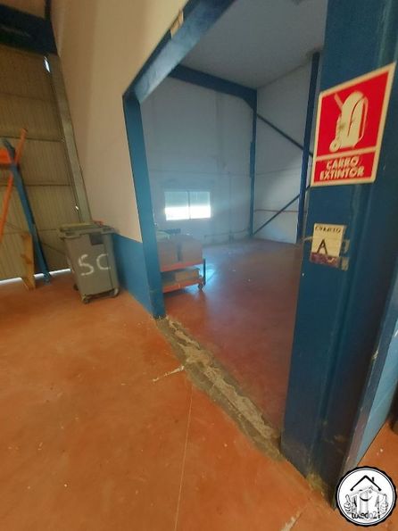 Industrial for sale at Camino Ciempozuelos, Seseña, Toledo, 45224 with fixture, flooring, floor, wood, building, ladder, gas, house, chair and hardwood around