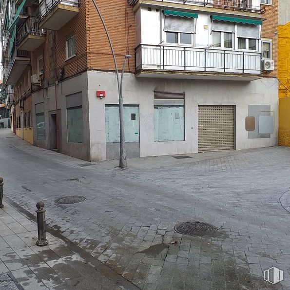 Retail for sale at Calle del Clavel, Alcorcón, Madrid, 28921 with wall, neighbourhood, street, architecture, town, composite material, sidewalk, concrete, alley and balcony around