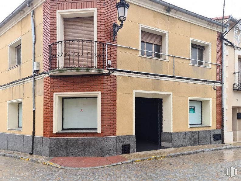 Retail for sale at Plaza España, Carbonero el Mayor, Segovia, 40270 with window, door, building, property, wood, fixture, residential area, material property, urban design and house around