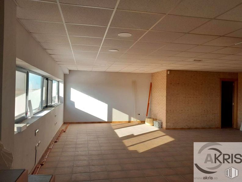 Industrial for rent at Calle Roble, Borox, Toledo, 45222 with wood, window, hall, interior design, shade, fixture, flooring, floor, hardwood and real estate around