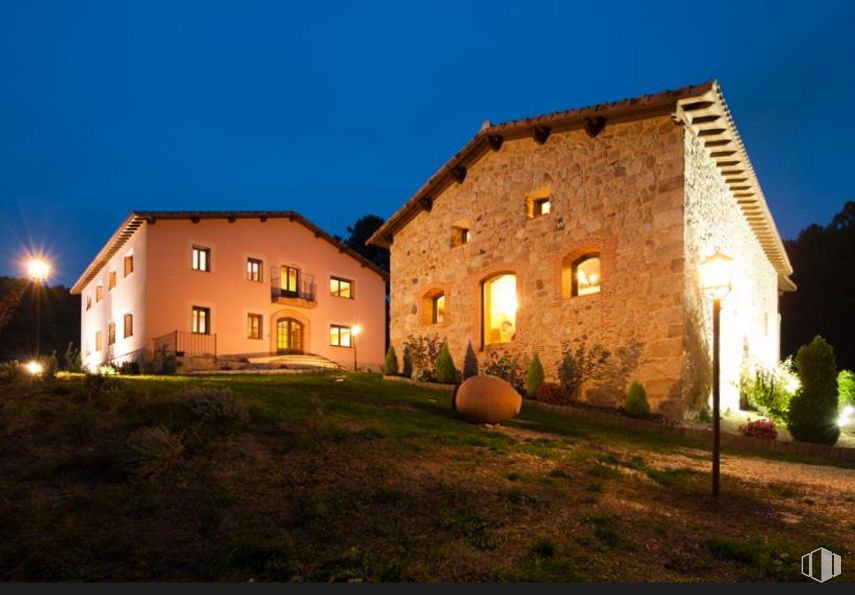 Retail for sale at Cuatro Postes, Arenas de San Pedro, Ávila, 05400 with house, building, plant, sky, light, window, grass, tree, cottage and landscape around