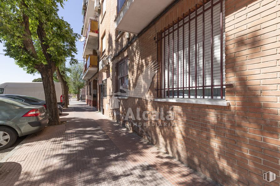 Retail for sale at Zona centro, Alcalá de Henares, Madrid, 28805 with car, window, wheel, tire, building, plant, vehicle, infrastructure, tree and road surface around