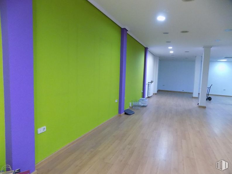 Retail for sale & for rent at Zona Centro, Cuenca, 16004 with building, fixture, wood, interior design, flooring, paint, wood stain, floor, hall and real estate around