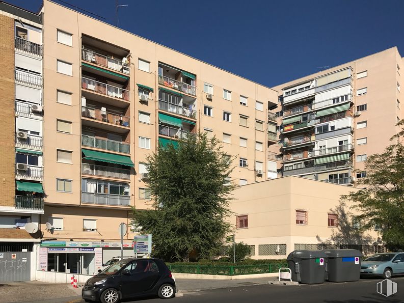 Retail for sale & for rent at Calle Joaquín Lorenzo, 50, Fuencarral - El Pardo, Madrid, 28035 with car, waste container, land vehicle, wheel, tire, building, property, sky, window and vehicle around