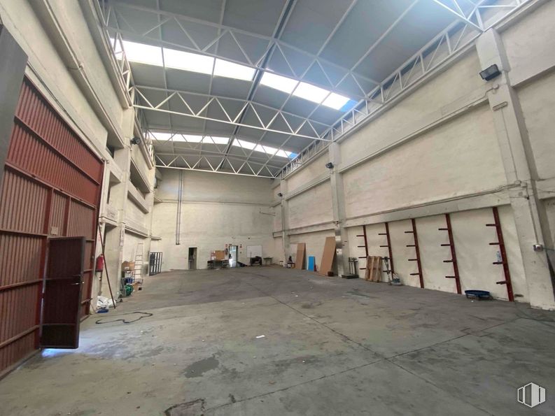 Industrial for rent at Zona Tres Cantos, Tres Cantos, Madrid, 28760 with floor, ceiling, hall, daylighting and building material around