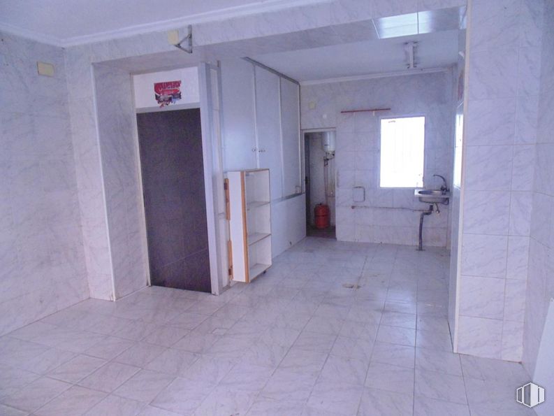 Retail for rent at Calle Virgen de Covadonga, Ávila, 05005 with window, door, property, building, fixture, house, floor, flooring, wood and tile flooring around