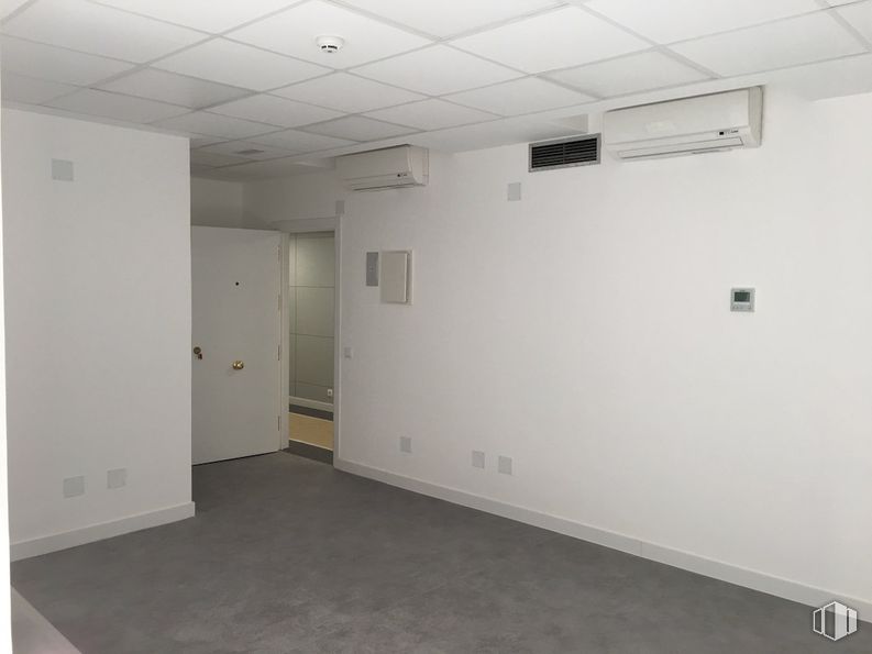 Office for rent at Calle Jacometrezo, 15, Centro, Madrid, 28013 with door, flooring, wall, floor, ceiling, interior design, room, apartment, grey and light fixture around