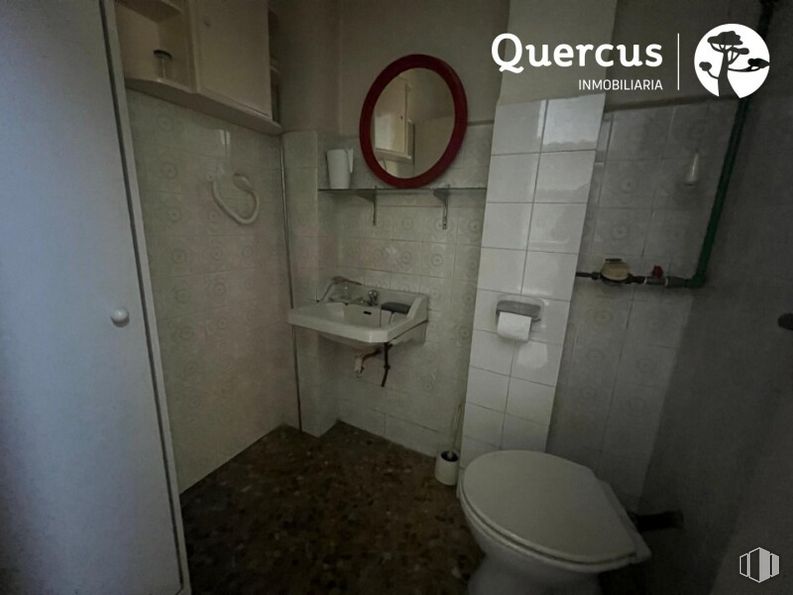 Retail for sale at Zona San Lorenzo, Segovia, 40003 with toilet, sink, plumbing fixture, mirror, bathroom sink, tap, bathroom, purple, toilet seat and floor around