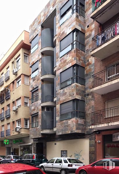 Retail for sale at Calle Carretas, 15, Talavera de la Reina, Toledo, 45600 with car, building, property, window, tire, wheel, vehicle, tower block, condominium and urban design around