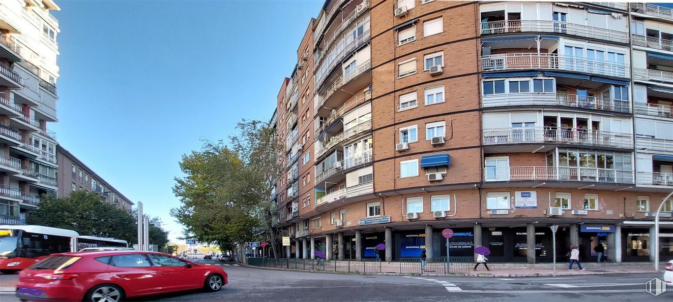 Local en alquiler en Calle Pedro Sarmiento de Gamboa, 2, Alcalá de Henares, Madrid, 28805 con coche, edificio, ventana, luz de estacionamiento, cielo, vehículo, rueda, neumático, infraestructura y iluminación del automóvil alrededor