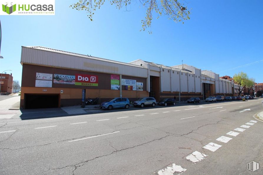 Retail for sale at Calle Río Alberche, Toledo, 45007 with car, sky, automotive parking light, property, building, tire, vehicle, wheel, road surface and asphalt around