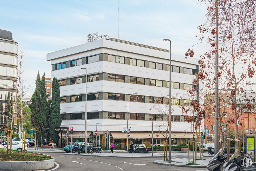 Oficina en alquiler en Edificio Fiteni I, Calle López de Hoyos, 42, Chamartín, Madrid, 28006 con edificio, cielo, durante el día, planta, nube, rueda, coche, árbol, ventana y diseño urbano alrededor