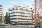 Office for rent at Edificio Fiteni I, Calle López de Hoyos, 42, Chamartín, Madrid, 28006 with building, sky, daytime, plant, cloud, wheel, car, tree, window and urban design around