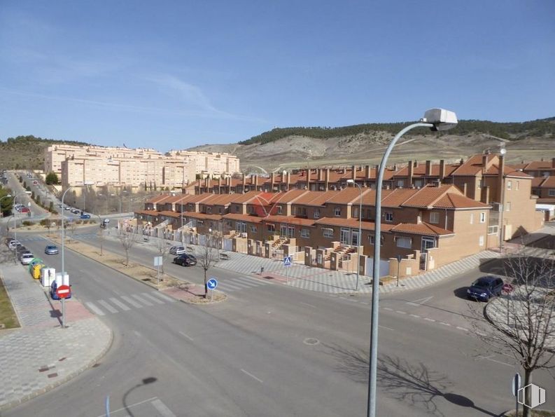 Retail for sale at Zona Sur, Cuenca, 16004 with building, street light, sky, daytime, road surface, asphalt, urban design, car, cloud and residential area around