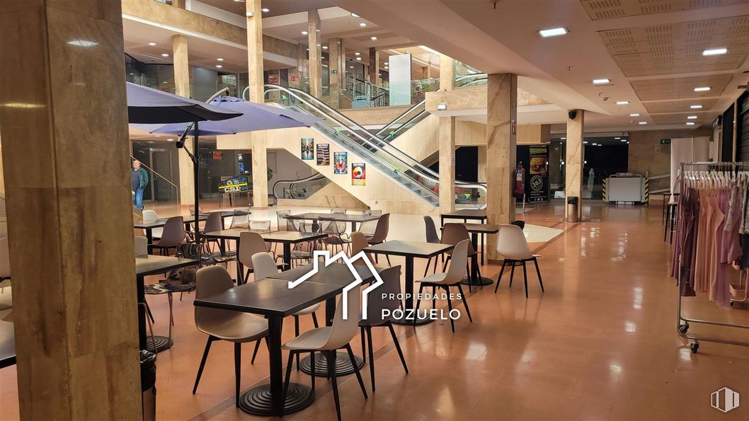 Local en venta en Centro Comercial Zoco, Pozuelo de Alarcón, Madrid, 28223 con silla, mesa, mesa de cocina y comedor, mueble, edificio, interiorismo, suelo, suelos, venta al por menor y hall alrededor