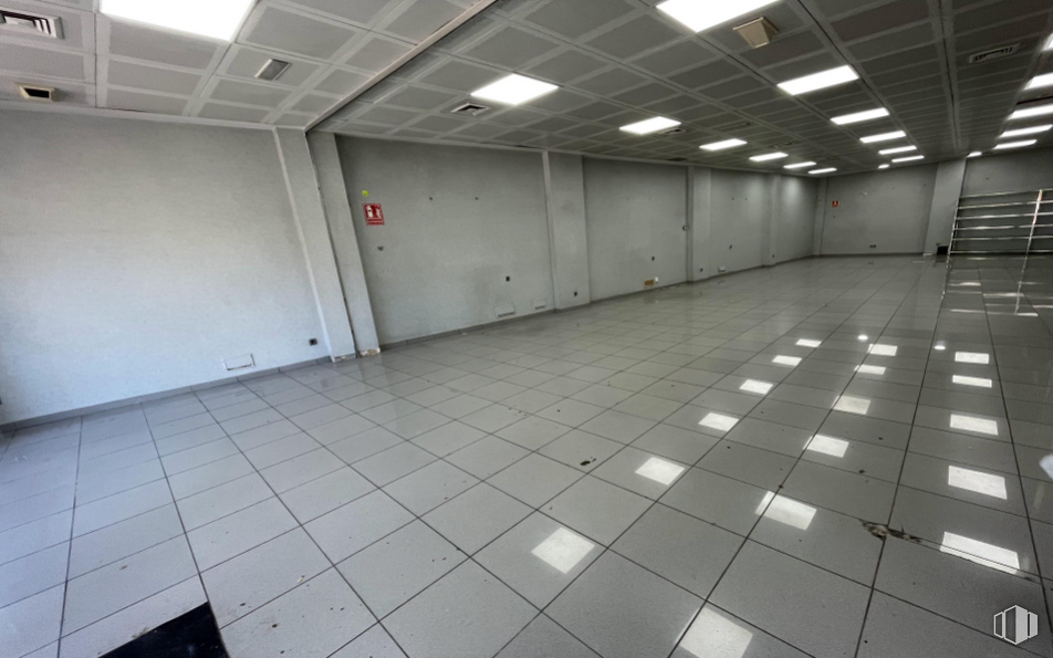 Retail for rent at Avenida Juan Carlos I, Leganés, Madrid, 28912 with building, hall, architecture, flooring, floor, fixture, tile flooring, ceiling, composite material and parking around