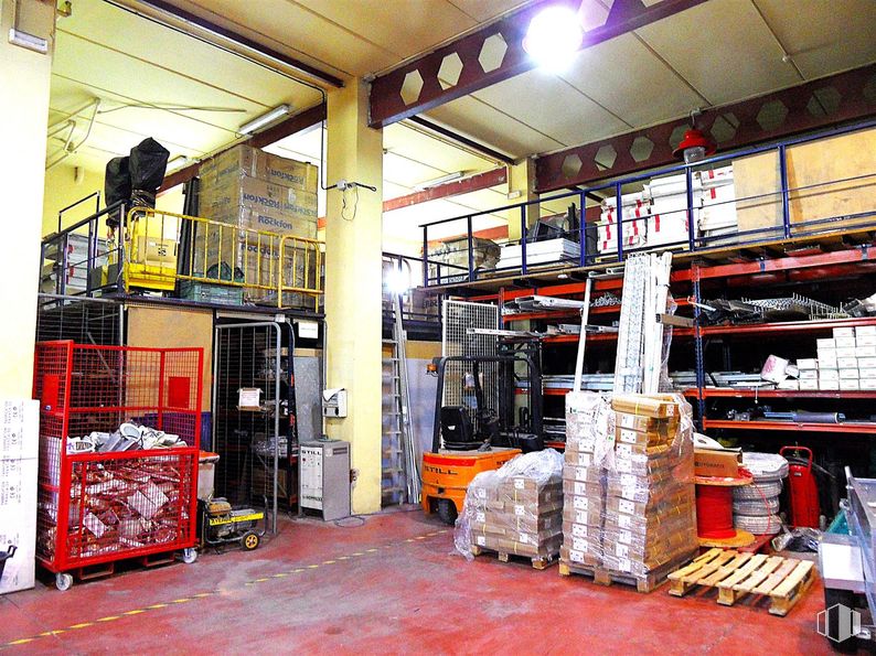 Industrial for sale at Polígono Los Olivos, Getafe, Madrid, 28906 with floor, flooring, ceiling, shelving, shelf, warehouse, retail, box, steel and cardboard packaging around