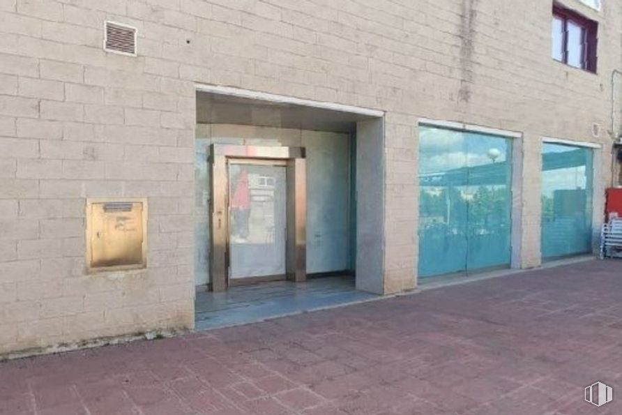 Local en alquiler y venta en Avenida Atenas, Las Rozas de Madrid, Madrid, 28230 con puerta, ventana, edificio, accesorio, superficie de la carretera, madera, albañilería, ladrillo, fachada y material compuesto alrededor