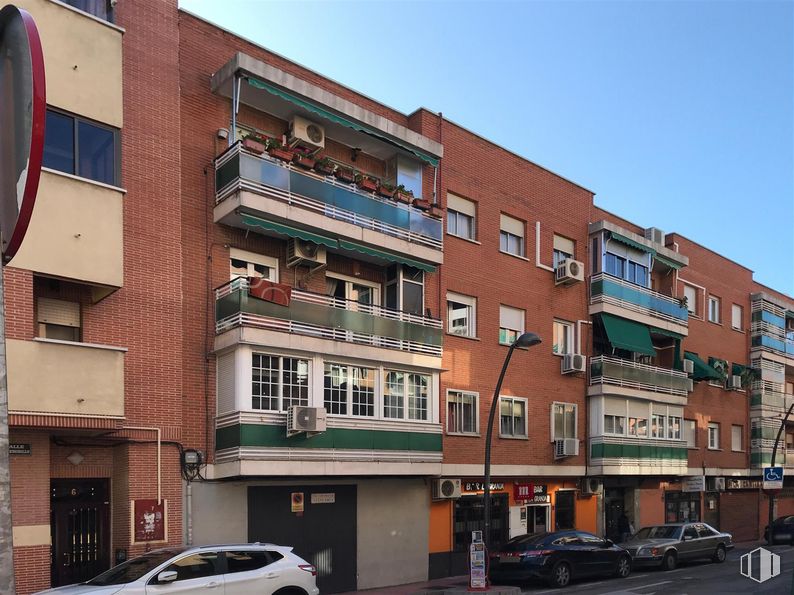 Local en venta en Calle Valdemorillo, Getafe, Madrid, 28901 con coche, ventana, luz de estacionamiento, neumático, rueda, vehículo terrestre, cielo, propiedad, edificio y vehículo alrededor