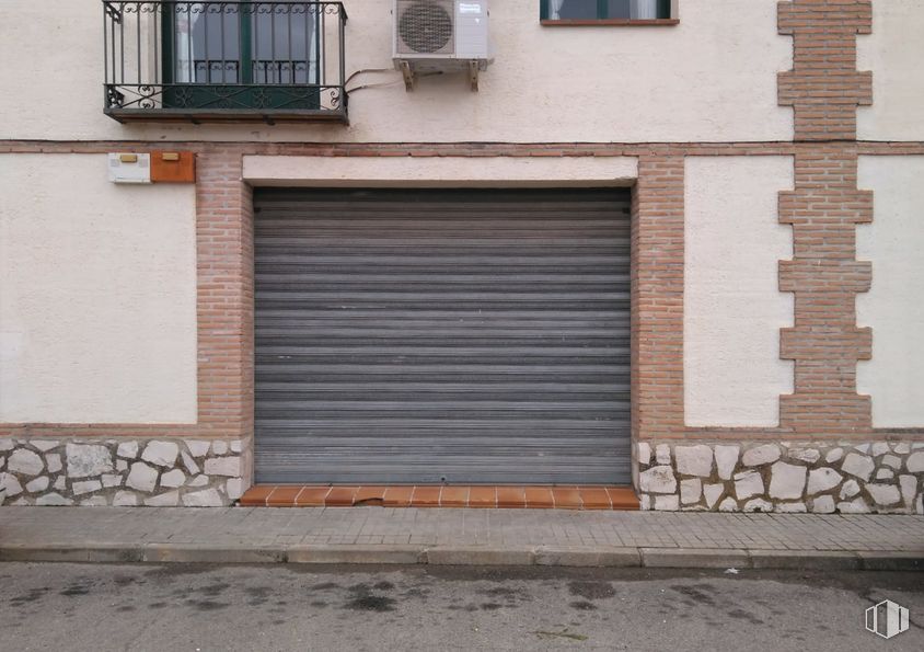 Retail for rent at Urbanización la Tejería, Chinchón, Madrid, 28370 with door, window, building, wood, brick, brickwork, road surface, asphalt, material property and residential area around