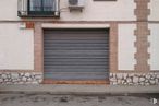 Retail for rent at Urbanización la Tejería, Chinchón, Madrid, 28370 with door, window, building, wood, brick, brickwork, road surface, asphalt, material property and residential area around