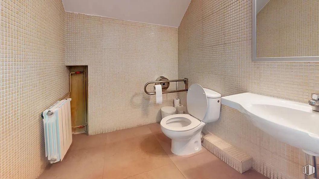 Office for rent at Paseo Castellana, Chamartín, Madrid, 28046 with toilet, sink, towel, plumbing fixture, bathtub, bathroom, toilet seat, wood, interior design and building around