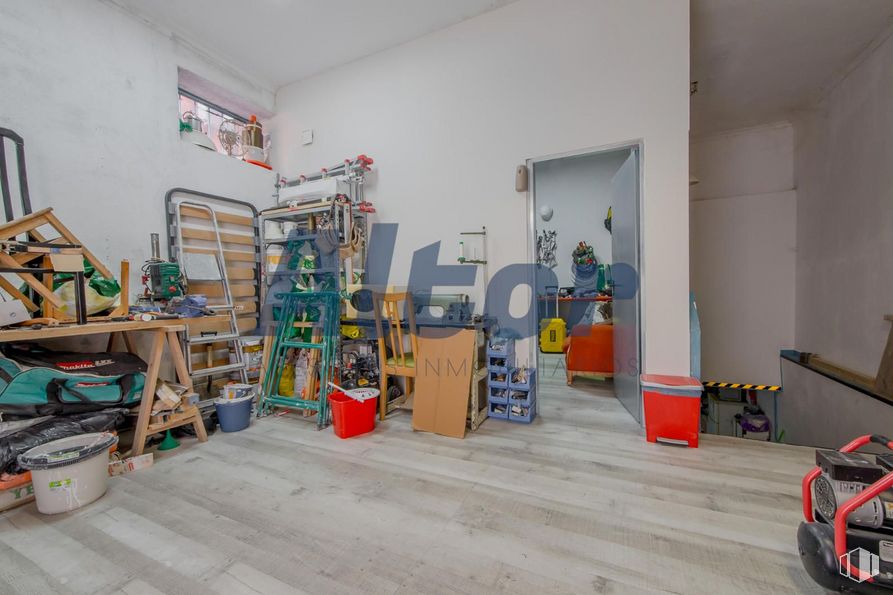 Local en venta en Calle Veza, 7, Tetuán, Madrid, 28029 con edificio, madera, suelos, suelo, arte, pared, madera dura, escalera, casa y estantería alrededor