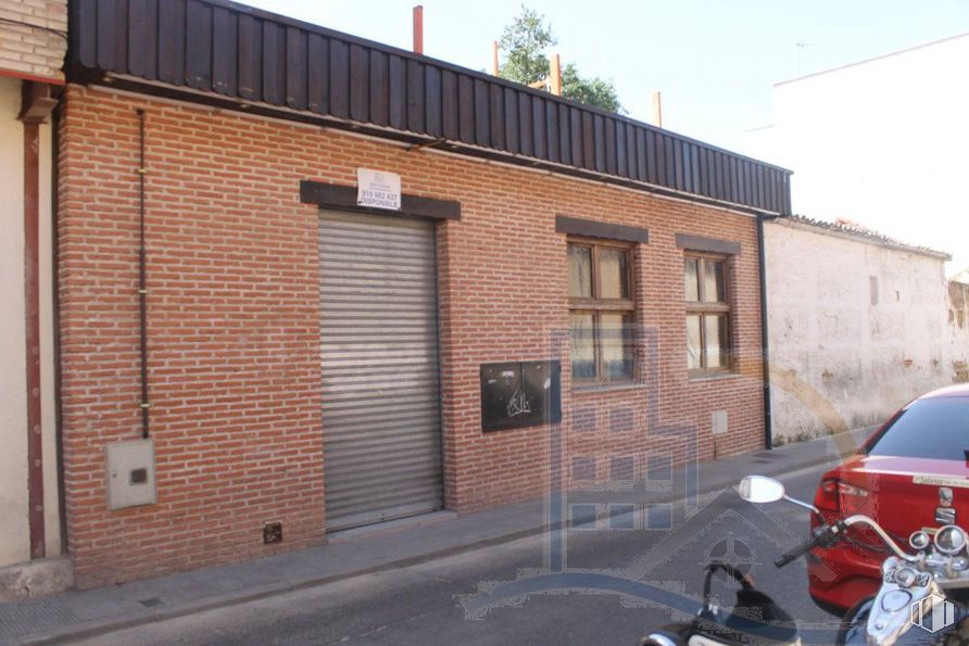 Retail for rent at Calle Marqués de Hinojares, Mejorada del Campo, Madrid, 28840 with window, motorcycle, car, wall, brickwork, brick, door, building material and home door around