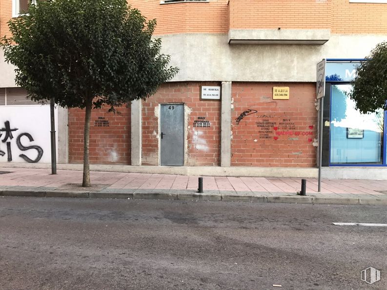 Local en alquiler en Calle Mariano Sebastián Izuel, 14, Alcobendas, Madrid, 28100 con puerta, edificio, superficie de carretera, asfalto, LADRILLO, albañilería, planta, ventana, madera y acera alrededor