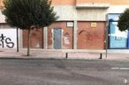 Retail for rent at Calle Mariano Sebastián Izuel, 14, Alcobendas, Madrid, 28100 with door, building, road surface, asphalt, brick, brickwork, plant, window, wood and sidewalk around