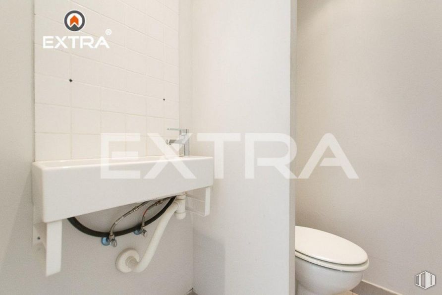 Retail for sale & for rent at Plaza San Amaro, Tetuán, Madrid, 28020 with toilet, plumbing fixture, product, toilet seat, bathroom, wall, fixture, wood, household supply and plumbing around