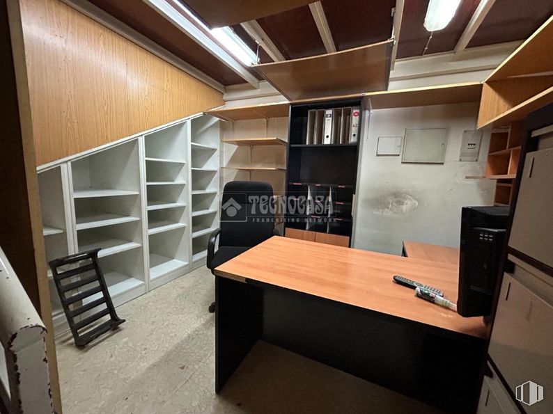 Local en alquiler en Zona Leganés Norte, Leganés, Madrid, 28919 con escritorio, mesa, ebanistería, madera, estantería, interiorismo, suelos, silla, suelo y estante alrededor