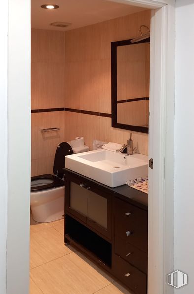 Local en venta en Calle Abastos, 94, Aranjuez, Madrid, 28300 con inodoro, fregadero, mueble de baño, ebanistería, lavabo, accesorios de fontanería, espejo, interiorismo, pared y cuarto de baño alrededor