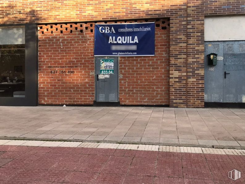 Local en alquiler en Zona Viñas Viejas, Boadilla del Monte, Madrid, 28660 con superficie de la carretera, madera, ladrillo, albañilería, material de construcción, asfalto, accesorio, fuente, fachada y gas alrededor