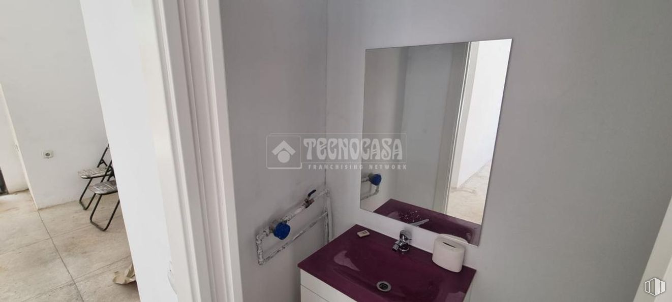 Local en alquiler en Avenida España, Pinto, Madrid, 28320 con propiedad, fregadero, grifo, accesorios de fontanería, accesorio, madera, mueble de baño, cuarto de baño, interiorismo y edificio alrededor