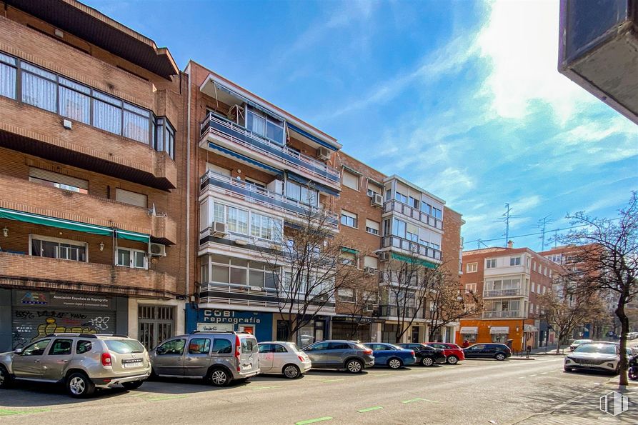 Local en venta en Calle Lérida, 84, Tetuán, Madrid, 28020 con coche, edificio, rueda, vehículo terrestre, nube, neumático, cielo, luz de estacionamiento, vehículo y infraestructura alrededor