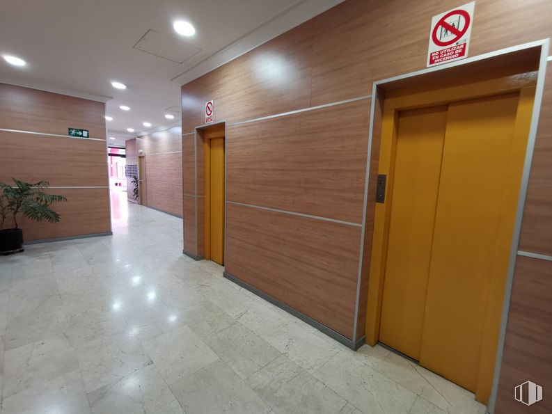 Oficina en alquiler en Avenida Córdoba, Usera, Madrid, 28026 con planta de interior, armario, planta, puerta, accesorio, maceta, pavimento, piso, madera y edificio alrededor