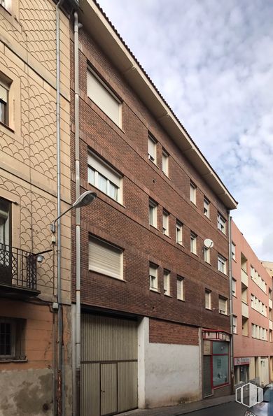 Retail for rent at Calle Cantarranas, Segovia, 40005 with window, building, property, cloud, sky, fixture, urban design, brickwork, condominium and wood around