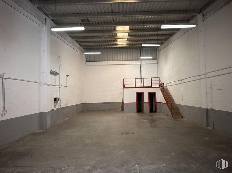 Industrial for rent at Calle Físicas, 35, Alcorcón, Madrid, 28923 with light fixture, lighting, flooring, wall, floor, ceiling, composite material, grey, concrete and metal around